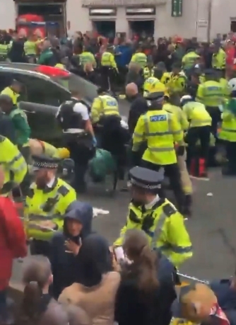 保宇配资 英国利物浦发生汽车冲撞球迷事件