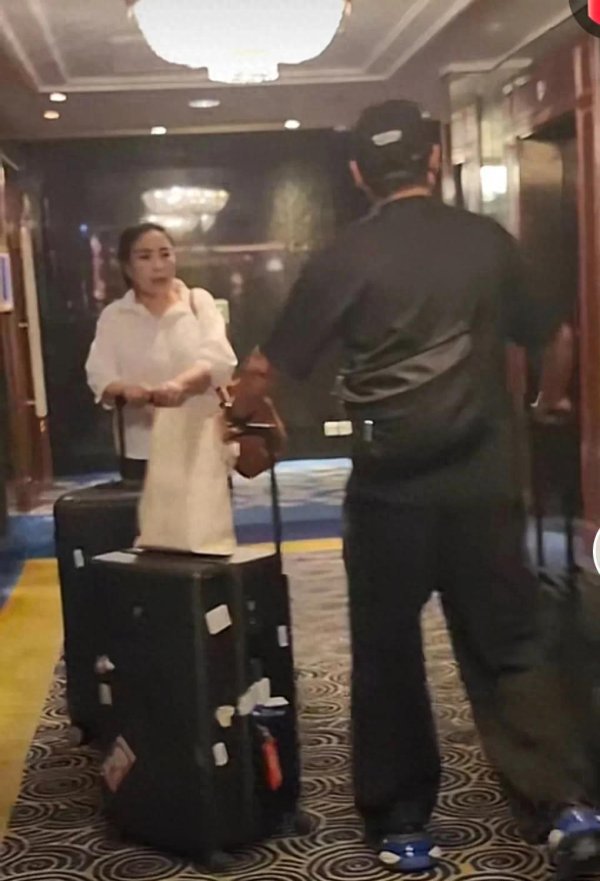 公赢网配资 恭喜小酒窝香港参赛获奖，姥姥姥爷陪同，爸爸晒视频似给女儿加油