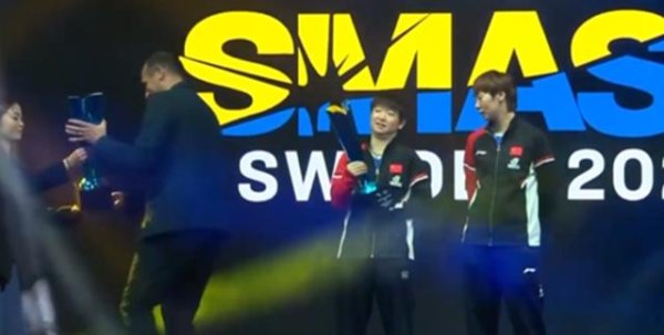 尊鼎配资 太可爱了！颁奖后，王曼昱肩扛奖杯，莎莎跟着学样：我也扛着走