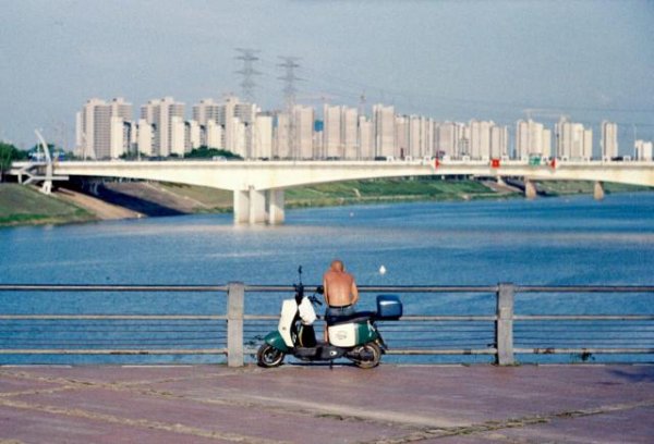 世纪汇通 压力爆表的中年人，沉迷晒背