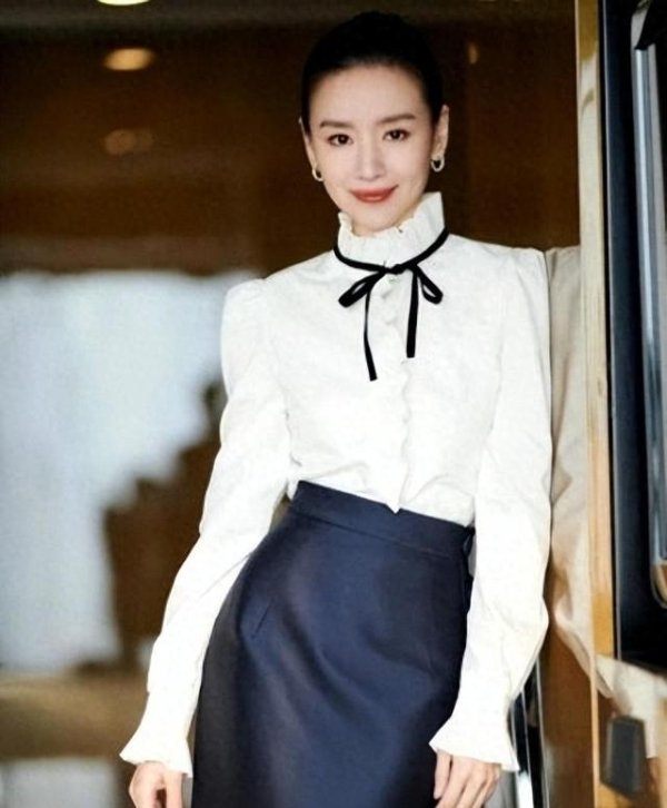 金猪配资 钱再多有何意义？官媒发文揭晓董洁真实现状，终是踏上张柏芝老路