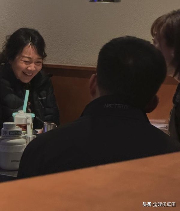 金瑞鼎盛 网友在沈阳烤肉店偶遇闫妮 她私下状态松弛 嗑着瓜子吃着烤肉超惬意